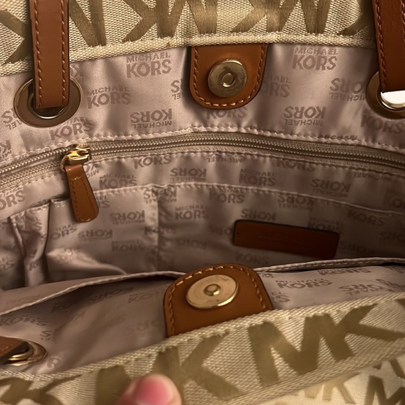 Michel Kors purse. Beige. Like New - Picture 2 of 2